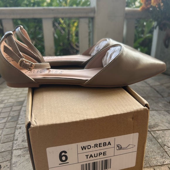 Journee Collection Women's Taupe Pointed Flats Sz 6 Wide nwb - Picture 3 of 4